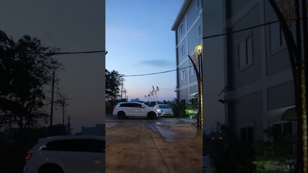 ការិយាល័យ ប្រ៊ីលាន ស៊ីធី ពេលល្ងាច Brilliant City office in the evening.