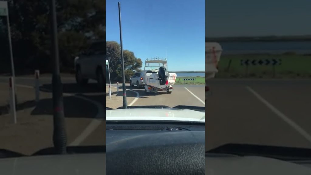 How To Set Up A Boat Trailer Correctly #shorts ऑस्ट्रेलिया में लोग रोड पे अपनी बोट लेके निकलते हे