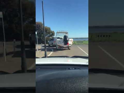 How To Set Up A Boat Trailer Correctly #shorts ऑस्ट्रेलिया में लोग रोड पे अपनी बोट लेके निकलते हे